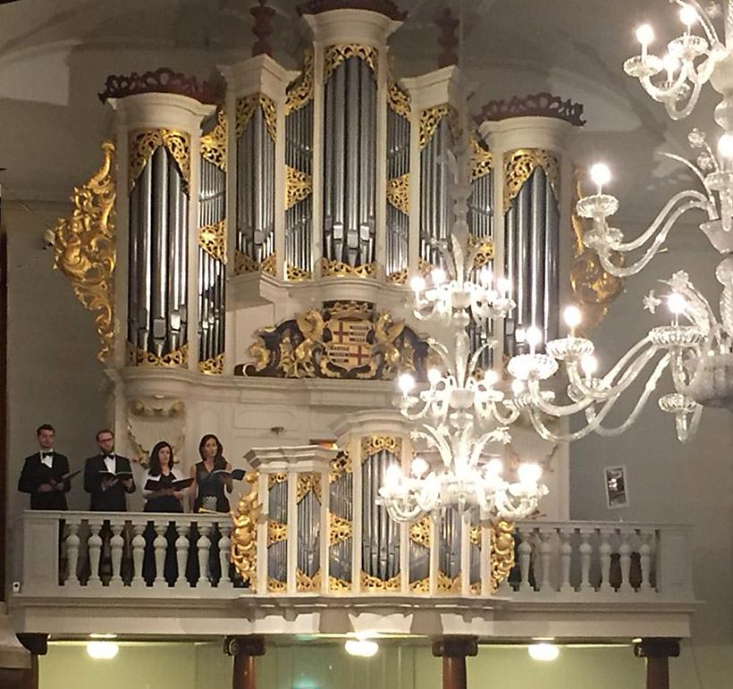 Vier solisten zingen bij het orgel